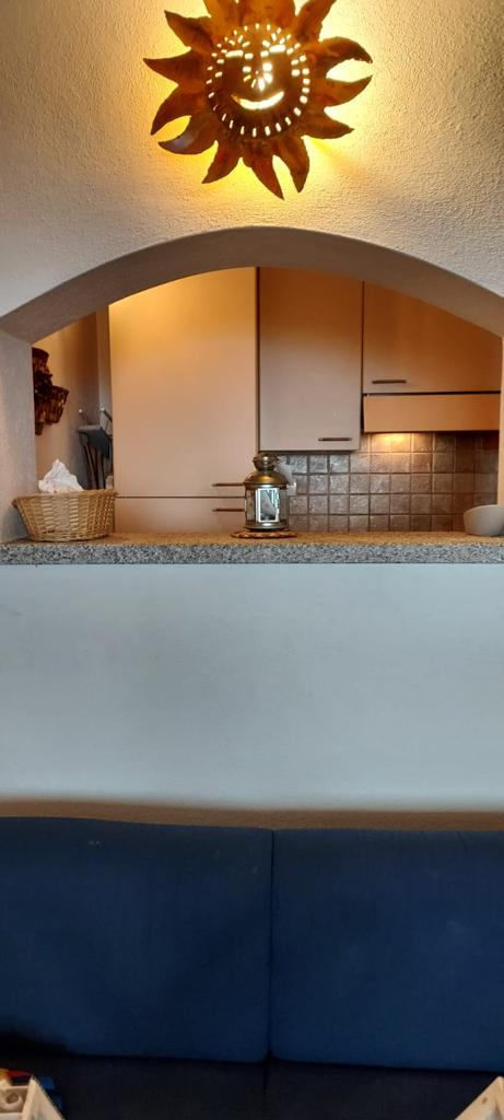 Cucina del Corbezzolo con lampada decorativa a forma di sole