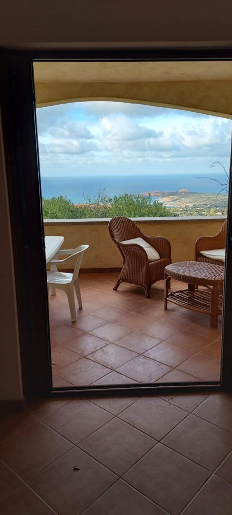 Balcone arredato del Corbezzolo affacciato sul mare
