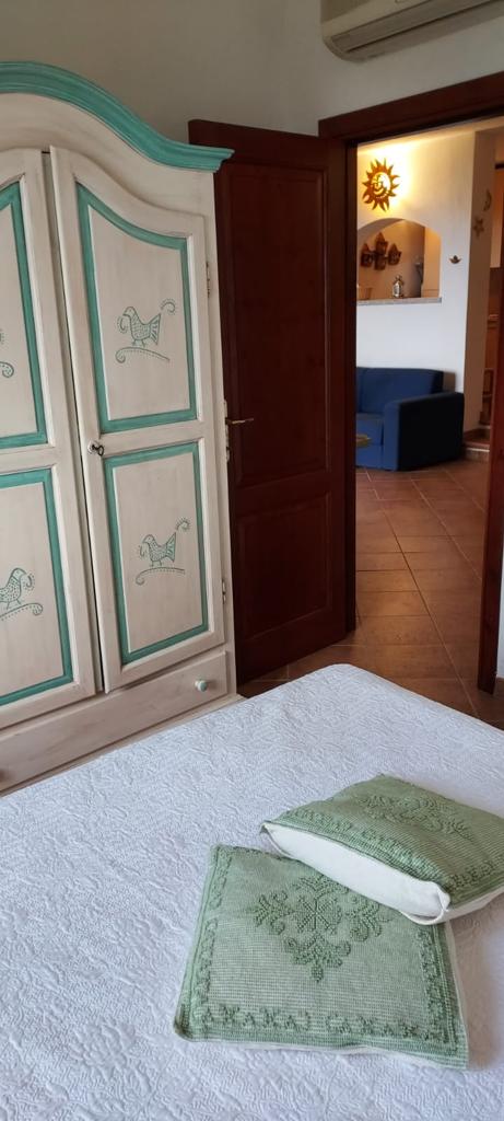 Camera del Corbezzolo con armadio e passaggio verso il soggiorno