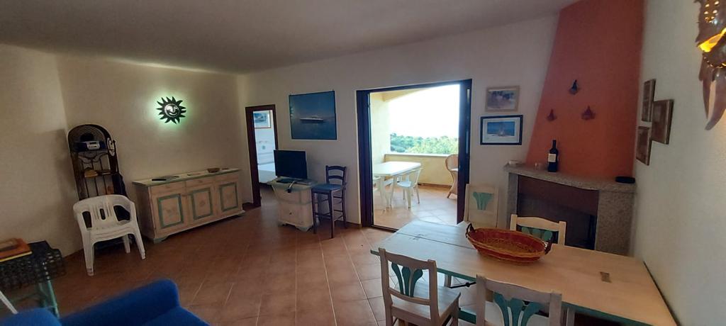 Sala da pranzo del Corbezzolo con tavolo e arredi sardi