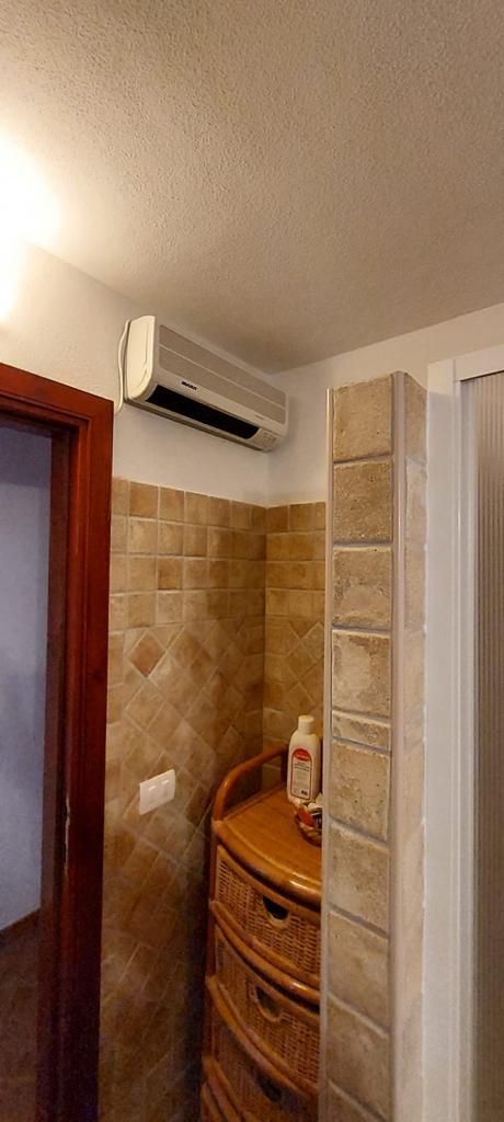 Locale di servizio del Corbezzolo con cassettiera e climatizzatore