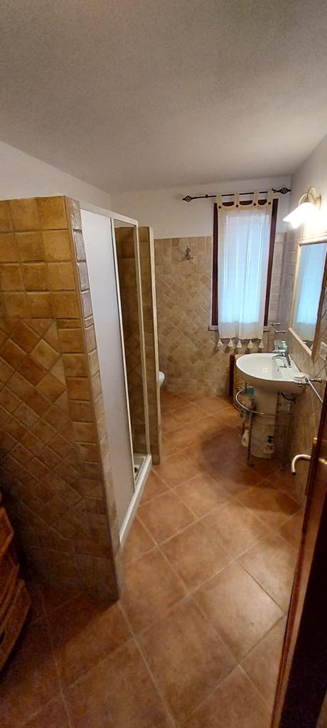 Bagno completo del Corbezzolo con lavabo, sanitari e doccia