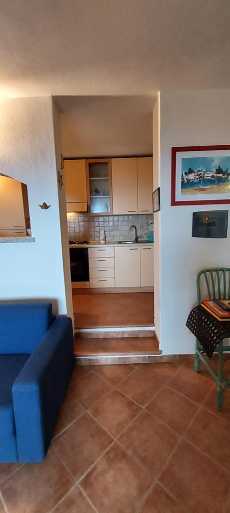 Zona giorno open space del Corbezzolo con cucina e divano