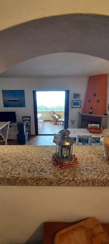 Vista del soggiorno dal bancone della cucina del Corbezzolo