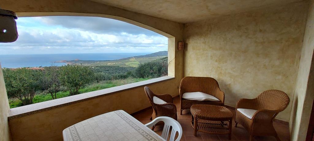 Terrazza del Corbezzolo con tavolo, sedie e vista sul mare