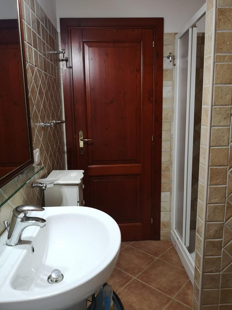 Bagno dell’Elicriso con lavabo e specchio