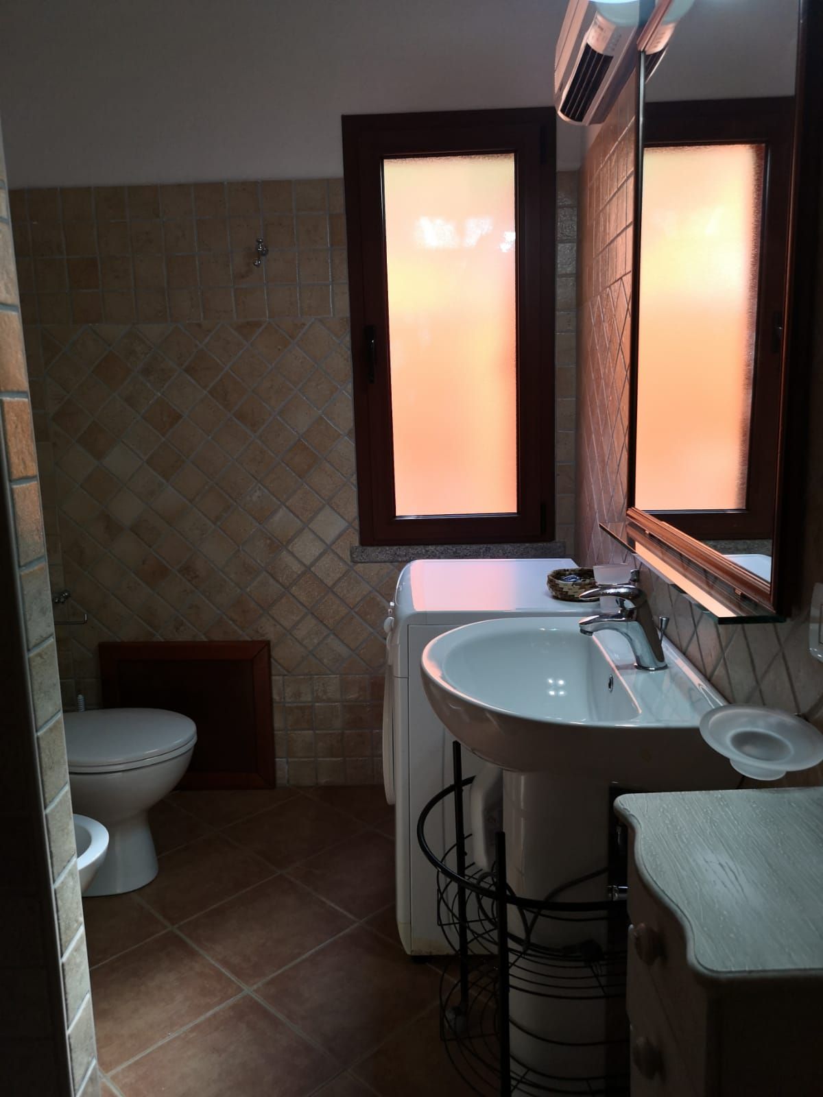 Bagno dell’Elicriso con sanitari, lavabo e specchio