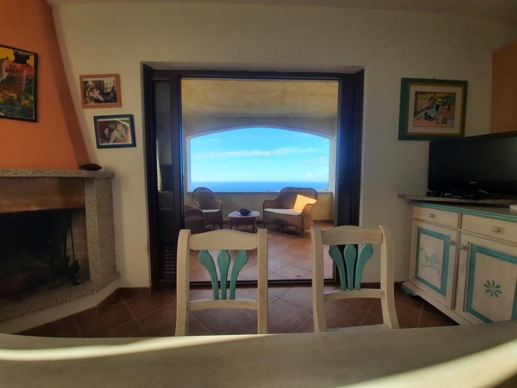 Soggiorno dell’Elicriso con camino e vista sul mare