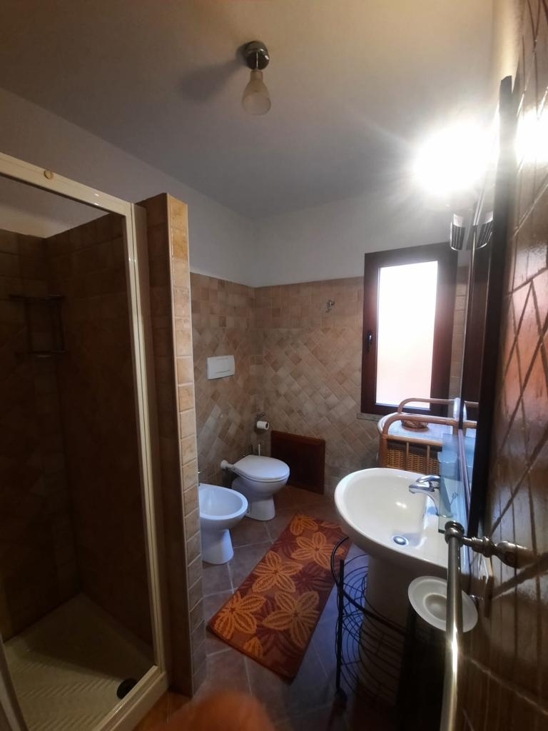 Bagno dell’Elicriso con lavabo, sanitari e doccia