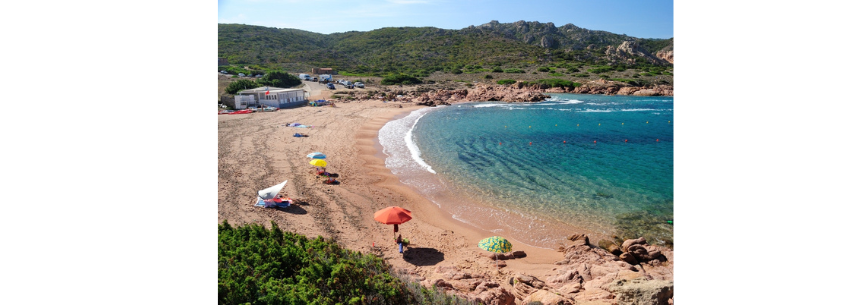 Cala Sarraina con sabbia dorata, rocce e acqua trasparente