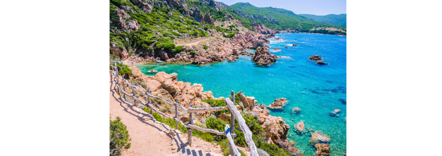 Costa Paradiso con granito rosa e mare cristallino