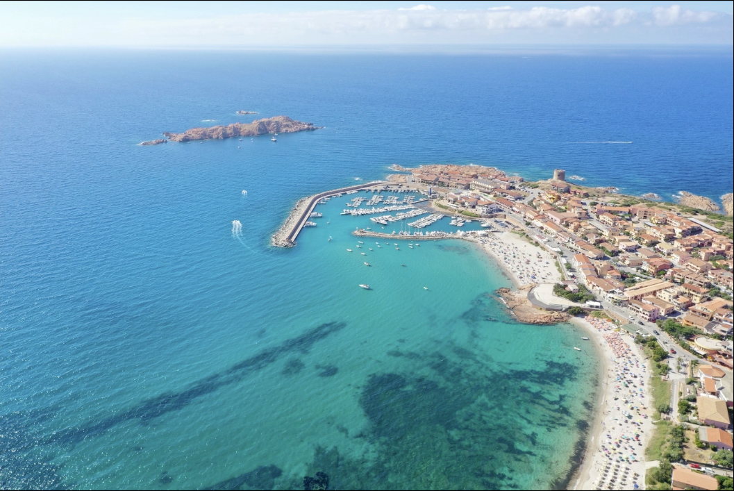 Panorama dell’Isola Rossa e del mare della Costa Rossa