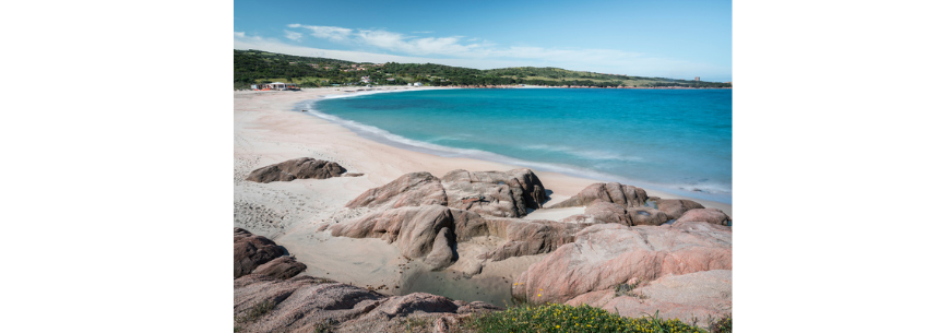 Spiaggia La Marinedda incorniciata dalle rocce rosse