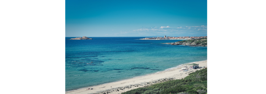 Spiaggia Li Feruli con sabbia chiara e mare azzurro