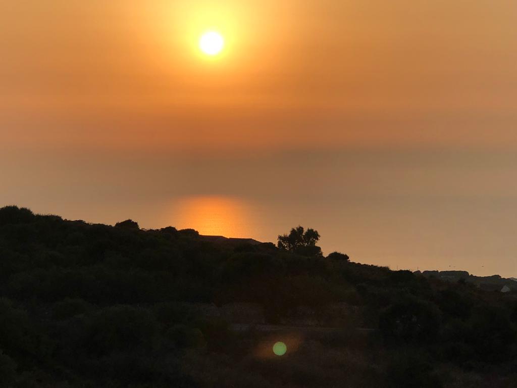 Tramonto dorato sulle colline visto da Domus de Janas