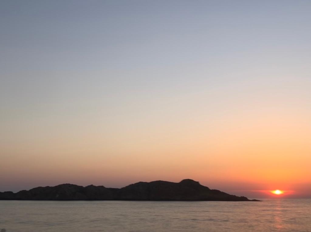 Tramonto sul mare dietro l’Isola Rossa